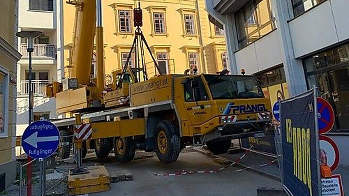 Mit großem Aufwand werden in der Salmstraße sämtliche Versorgungsleitungen erneuert.