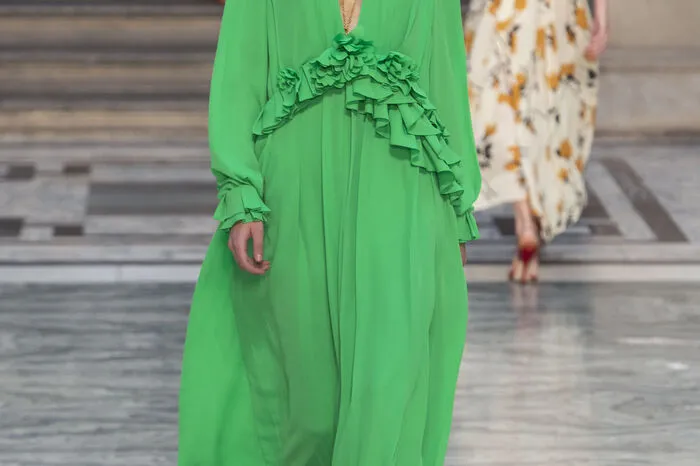 Dass Victoria Beckham auf bequeme und tragbare Eleganz setzt, zeigt auch die neue Sommerkollektion. Fließende, leichte Stoffe dominieren den Laufsteg.