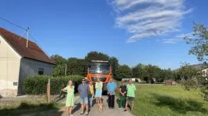 Die Anrainer versperrten dem Lkw den Weg