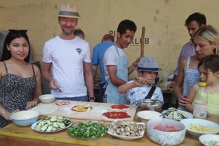 Der Grazer "Pizza Klub" animierte die Gäste, sich selbst als Pizzabäcker zu versuchen.