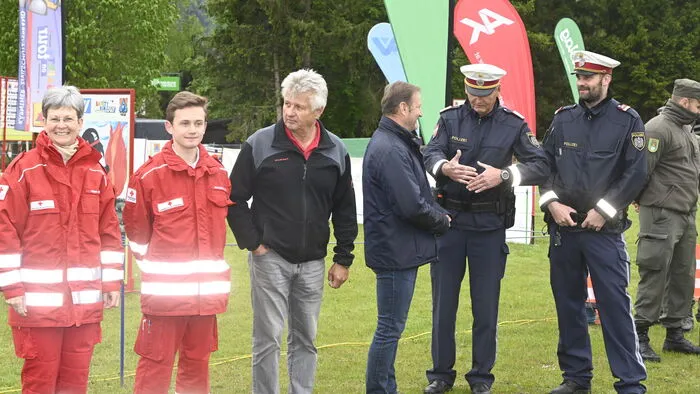 Vertreter des Roten Kreuzes, des Bundesheeres und der Polizei Greifenburg mit Bürgermeister Josef Brandner bei der Eröffnung.