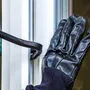 Die Täter drangen über ein Fenster in das Firmengebäude ein