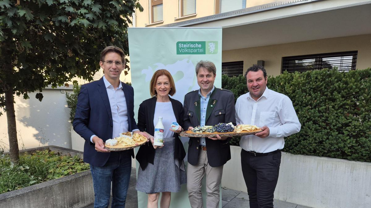 Joachim Schnabel, Simone Schmiedtbauer und Gerald Holler mit den Käsespezialitäten des Kitzecker Bürgermeisters Josef Fischer (v.l.)