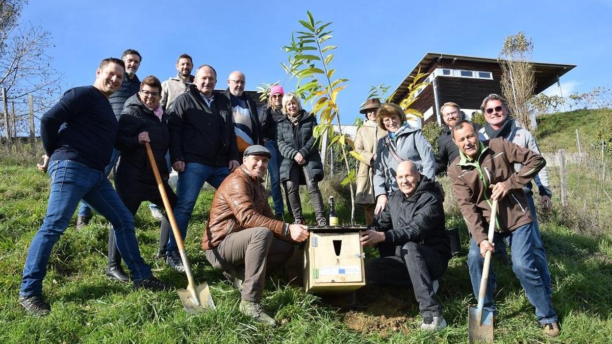 Naturpark Südsteiermark Spezialitäten-Obmann Otto Knaus (vorne rechts) im Kreise der Politik und der Mitgliedsbetriebe beim Weingut Kollerhof am Eichberg