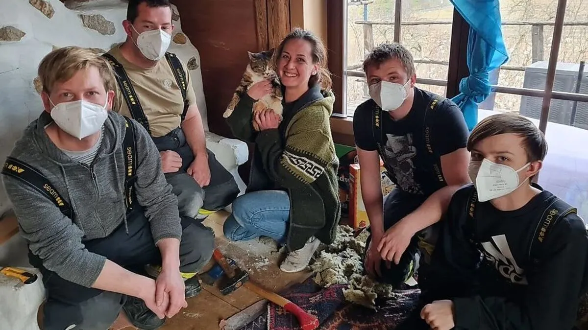 Minka ihre Befreier und die glückliche Katzenmama