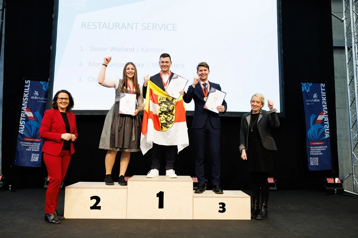 Simon Wieland holte sich den ersten Platz bei den Staatsmeisterschaften Skills Austria 2023 im Bereich Service/Restaurant