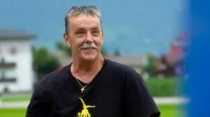 „Mr. OLALA“ Hans Mutschlechner holte die Welt nach Lienz: Hans Mutschlechner hat das Straßentheater-Mosaik OLALA ins Leben gerufen und in mehr als 30 Jahren zu einem Fixpunkt im internationalen Festivalkalender weiterentwickelt. Seine Heimatstadt verwandelte Mutschlechner jedes Jahr auf Neue in eine faszinierende Freiluftbühne und zeigte damit auf, was zwischen den Häuserreihen mit Kreativität, Entschlossenheit und positivem Geist möglich ist.