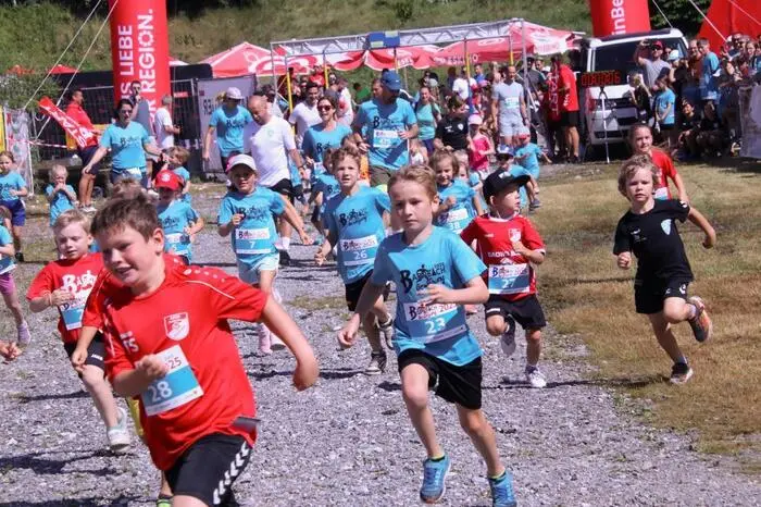 Trotz heißer Temperaturen kämpften sich die Kinder übers Gelände.
