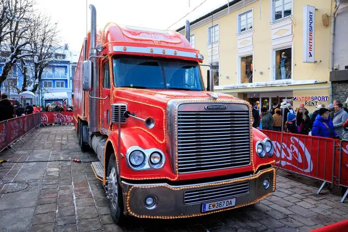 Begleitet von „Wonderful Dream“, dem Weihnachts-Ohrwurm der Sängerin Melanie Thornton, traf der beleuchtete Truck mitsamt „Santa Claus“ knapp vor 15 Uhr auf dem Schladminger Hauptplatz ein.