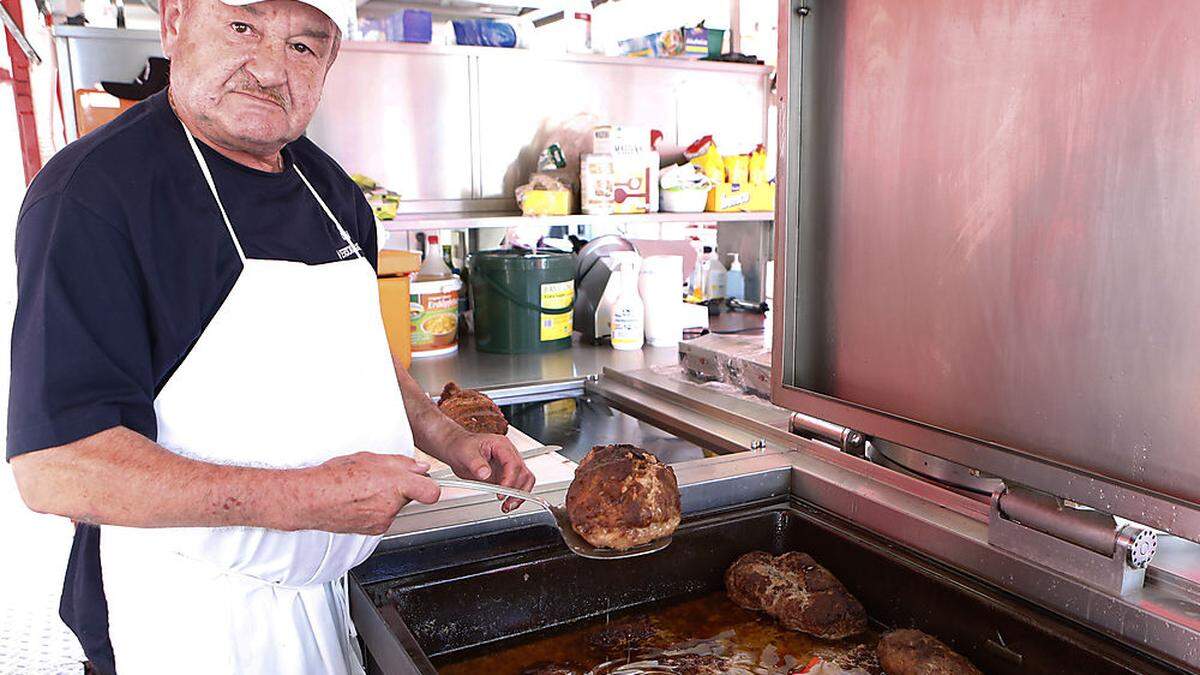 Franz Blei vom Versorgungsdienst des Landesfeuerwehrverbandes Niederösterreich bei der Zubereitung des faschierten Bratens