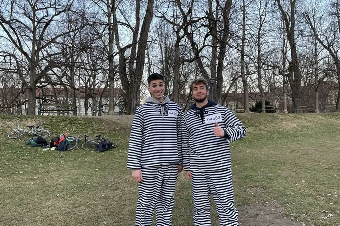 Was haben sie wohl angestellt? Patrick und David (beide 20) sind heute als Häftlinge unterwegs