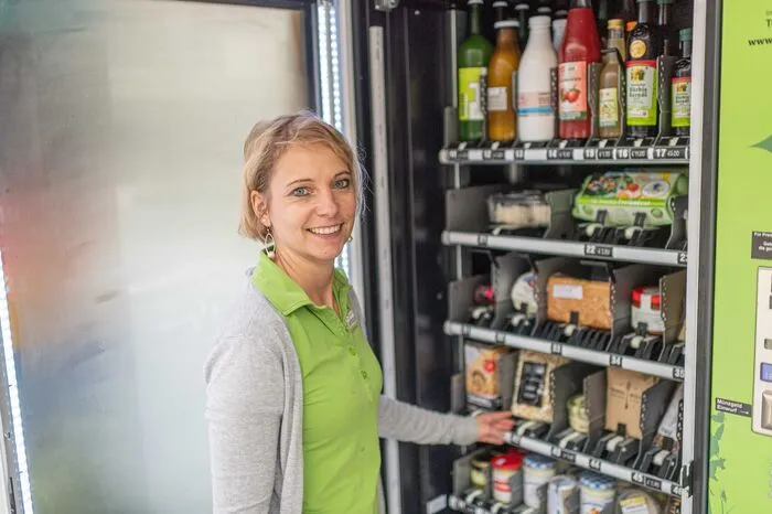 Täglich wird der Bauernmarkt-Automat der Hillebrands im Brauquartier Puntigam mit frischen bäuerlichen Lebensmitteln befüllt. Im Bild: Sandra Hillebrand.