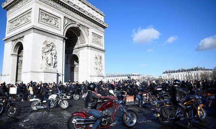 Motorräder vor dem Arc de Triomphe.
