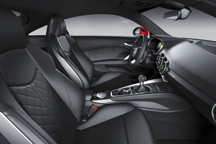 Ab Werk fährt der TT auf 17-Zoll-Rädern, optional liefern Audi und Audi Sport auch 18-, 19- und 20-Zöller. Drei neue Farben ergänzen den Lackfächer: Kosmosblau, Pulsorange und Turboblau (nur S line).