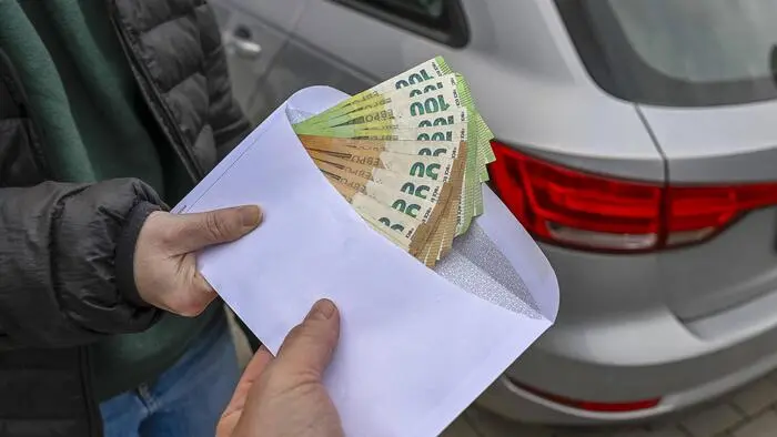 Beim Händler darf man künftig das Auto nur mehr dann bar bezahlen, wenn der Preis nicht über 10.000 Euro liegt