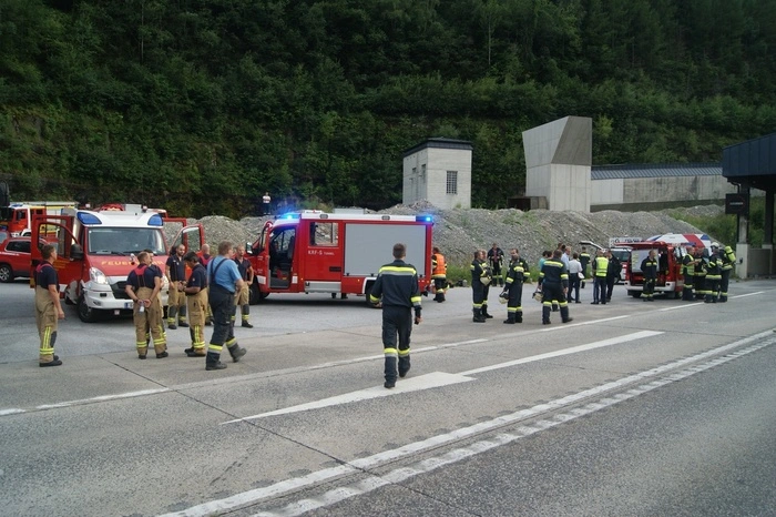 Derzeit befindet sich nur noch der abgebrannte Bus im Tunnel, alle anderen Fahrzeuge konnten evakuiert werden.