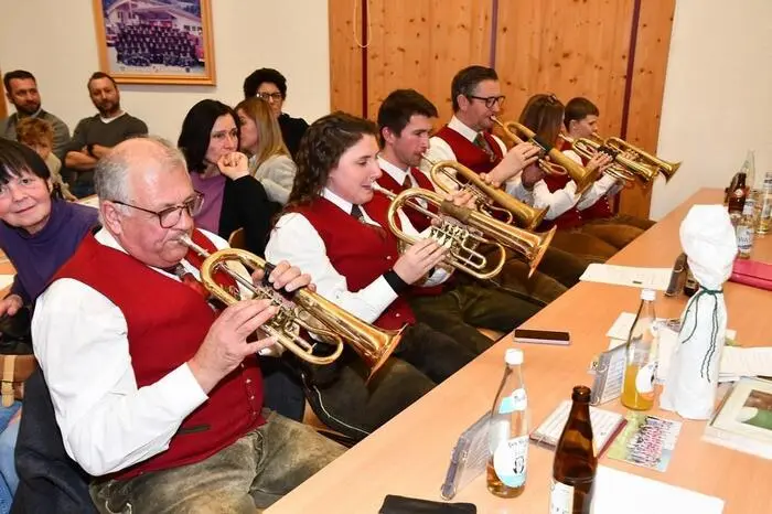 Zudem wurden langjährige Mitglieder ausgezeichnet, und die Jugendarbeit zeigt mit 12 Jugendlichen in Ausbildung vielversprechende Zukunftsperspektiven.