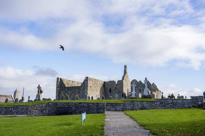 Die Klostersiedlung Clonmacnoise ist mit alten Grabplatten übersät