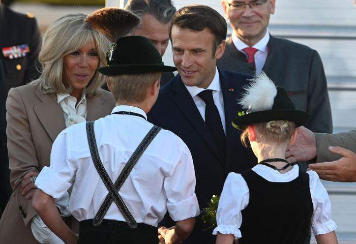 Auch Frankreichs Präsident Emmanuel Macron wurde traditionsbewusst empfangen 