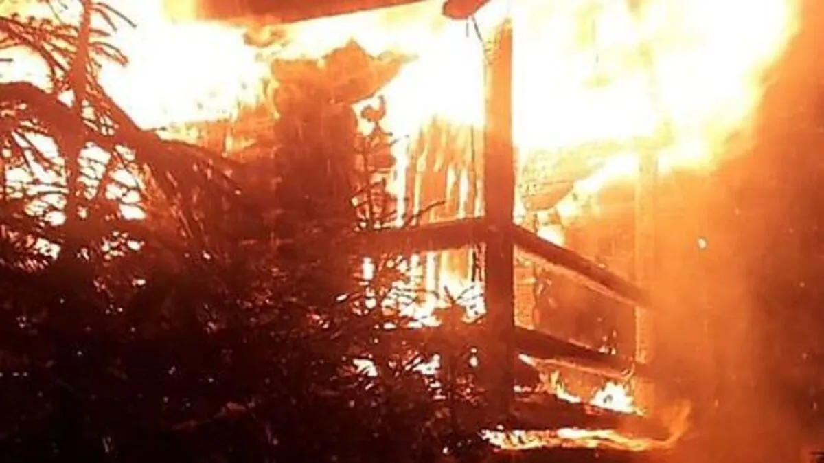 Fünf Feuerwehren rückten in der Nacht auf Freitag zu dem Hütten- und Waldbrand in Rosental aus