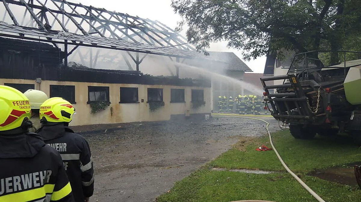 Das Wirtschaftsgbäude war bereits in Vollbrand