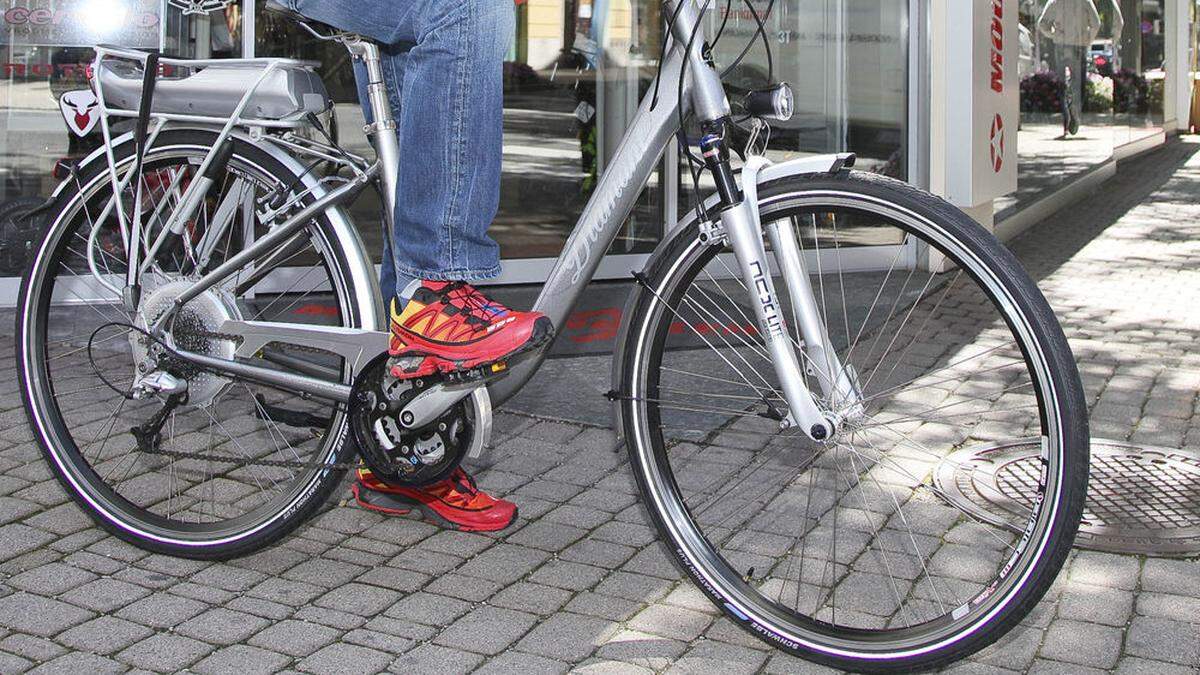 Der Mann kam mit seinem E-Bike zu Sturz