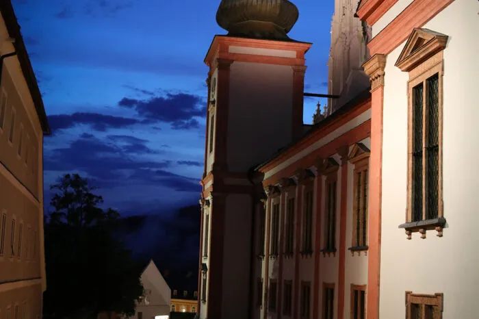 Wallfahrtsleiter Bischofsvikar Zelijko Odobašić aus Trausdorf-Oslip hielt die Andacht, die von den Pfarren Narda und Zillingtal gestaltet und vom Chor der Pfarren des Pinkatales in Ungarn und der Tamburizzagruppe Zillingtal musikalisch umrahmt wurde.