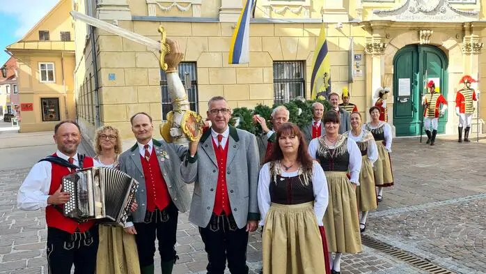 Denn wenn die Freyung über den Hauptplatz in St. Veit getragen wird, ist klar: Die fünfte Jahreszeit steht vor der Tür. 