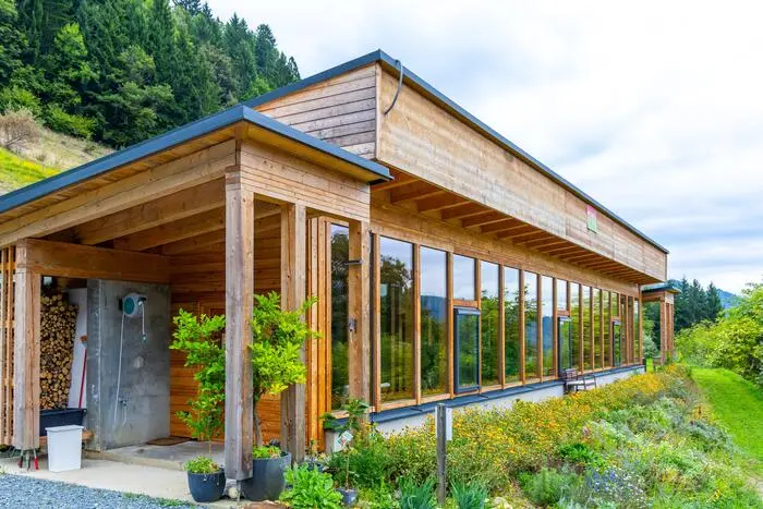 Das Earthship am Peintnerhof ist Lern- und Lehrort für Permakultur und Produktionsstätte
