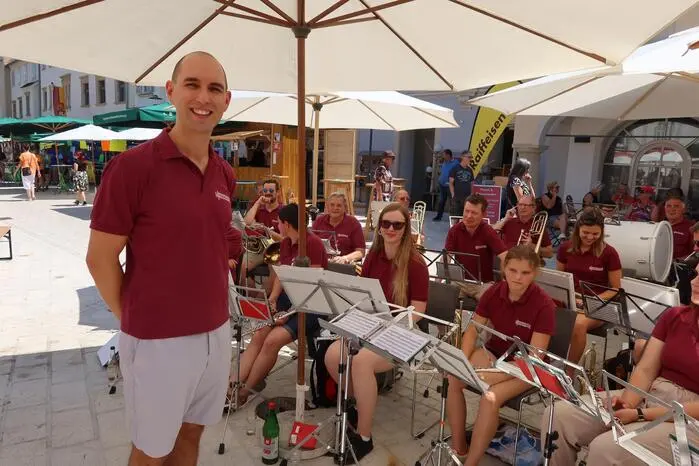 Die Radsportler und übrigen Gäste genießen die Klänge der Stadtmusik-Kapelle und anderer Musikgruppen.