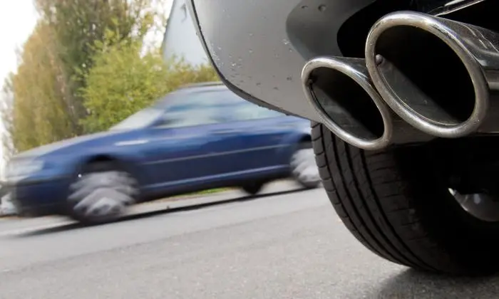 ABD0031_20151104 - ILLUSTRATION - Der Auspuff eines Skodas mit einem TDI Dieselmotor ist am 04.11.2015 in Hannover (Niedersachsen) zu sehen. Hunderttausende VW-Autos könnten mehr CO2 ausgestoßen und damit mehr Sprit verbraucht haben als vom Hersteller angegeben. VW musste am 03.11.2015 nach Manipulationen bei Stickoxid-Werten auch Unregelmäßigkeiten bei CO2-Werten einräumen. Foto: Julian Stratenschulte/dpa (zu dpa «Abgasskandal: Nun auch CO2-Probleme bei Volkswagen» vom 04.11.2015) +++(c) dpa - Bildfunk+++