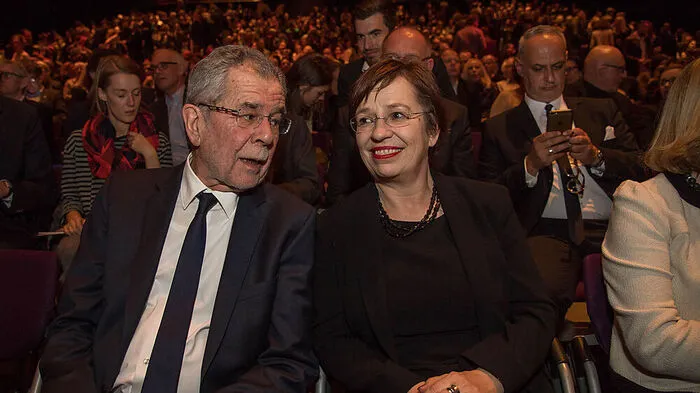 ... Eröffnete erstmals ein Festival in Graz: Bundespräsident Alexander Van der Bellen mit Frau Doris Schmidauer ...