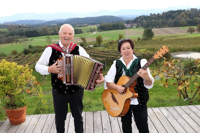 Das Musik-Duo „Erna & Karl“ mit Erna Miklautz und Karl Goritschnig sorgten für Stimmung im TrippelGUT.