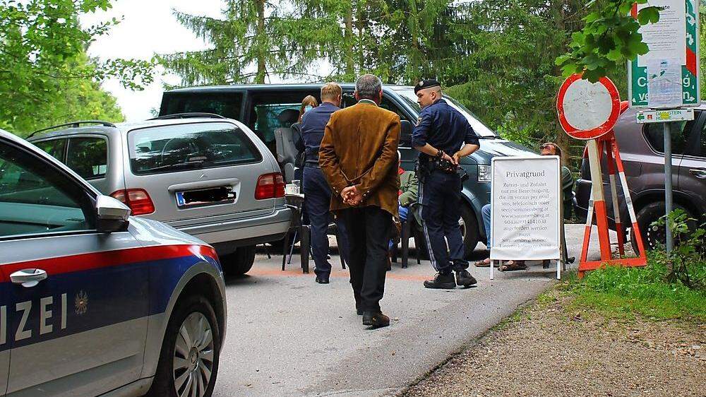 Polizeibeamte und Bürgermeister Franz Frosch treffen auf die Verbarrikadierung des bisherigen Eigentümers Johannes Wasner