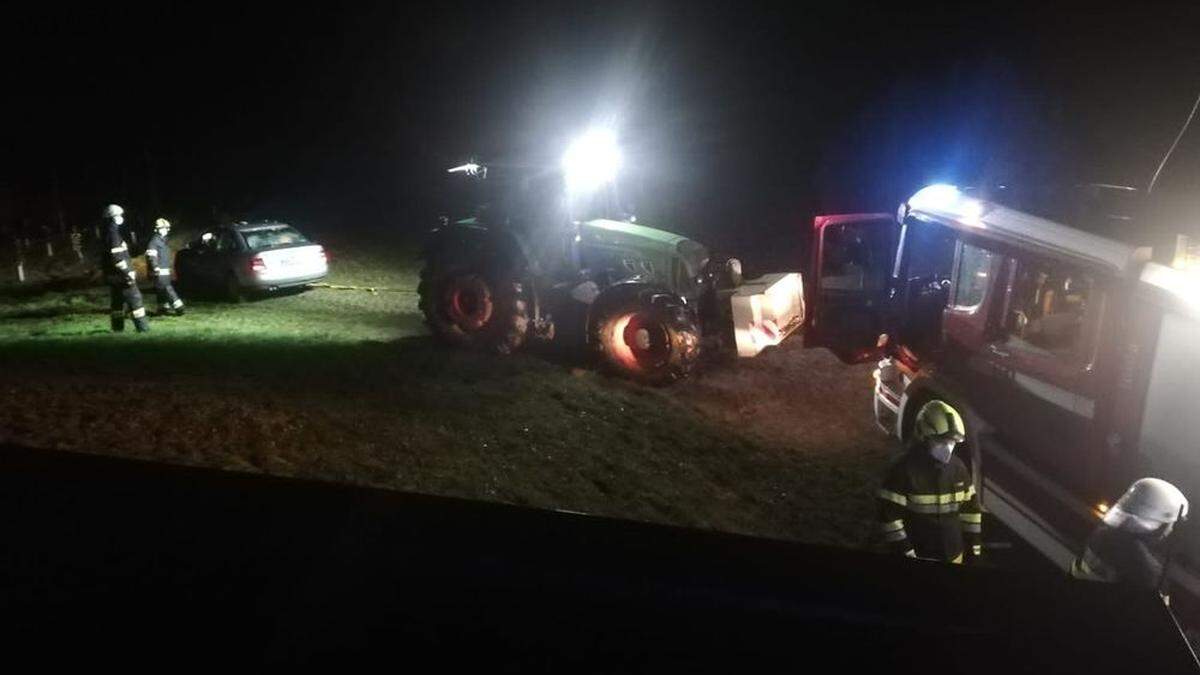 Die Feuerwehr mussten einen Traktor organisieren, um das Auto bergen zu können