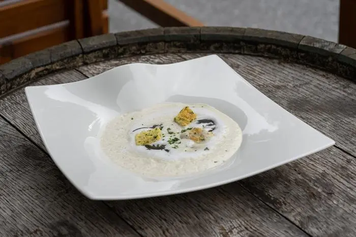 Rois hat aus dem im Stollen gereiften Bierkäse eine aromatische Suppe kreiert