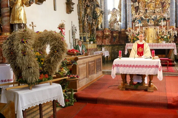 Gelungener Auftakt: die heilige Messe mit Kaplan Grzegorz Rapala (Foto). 
