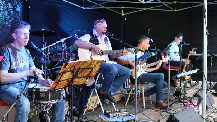 Die Burgenstadt Friesach zeigte sich am Samstag von ihrer sommerlichsten Seite. Beim „Summer Breeze 5.0“ verwandelte sich der Fürstenhof in einen Treffpunkt für Musik, Begegnung und gute Stimmung. Auch ein kurzzeitiger Regenschauer konnte die zahlreichen Besucher nicht davon abhalten, einen entspannten Abend zu verbringen. 