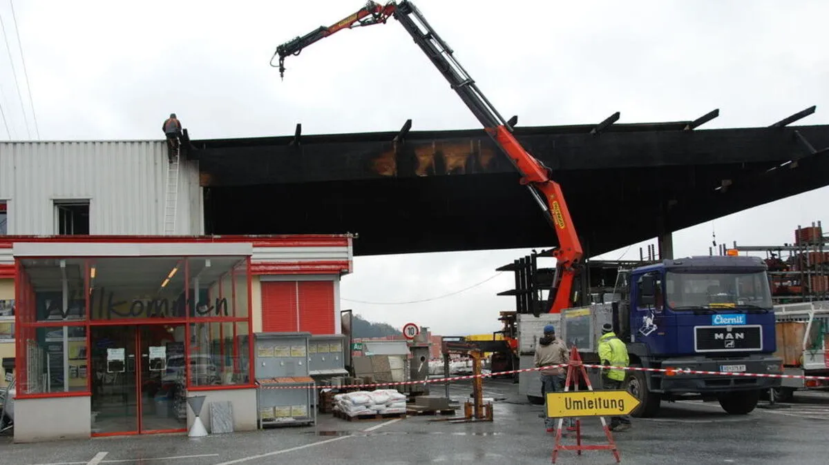 Die Leimbinder-Auflagen bei der Dachkonstruktion im Freibereich müssen erneuert werden