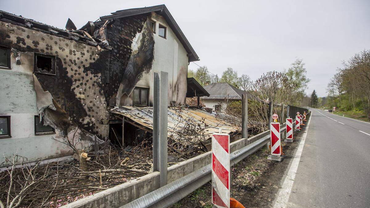 Ausgelöst wurde der Brand durch eine offene Flamme im Hinterhof