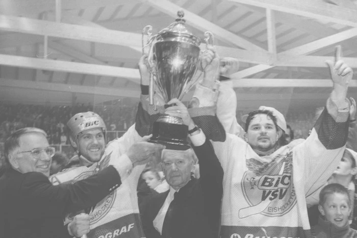 1992, Titel Nummer zwei: Ken Strong und Alfie Turcotte stemmen den Meisterpokal mit Obmann Walter Lang (links) in die Höhe