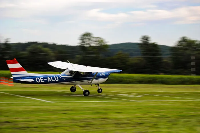 Die Piloten versuchten dabei, mit ihren Leichtflugzeugen in einem zwölf Meter breiten und fünf Meter langen Zielfeld aufzusetzen, was ihnen enormes Fingerspitzengefühl abverlangte.