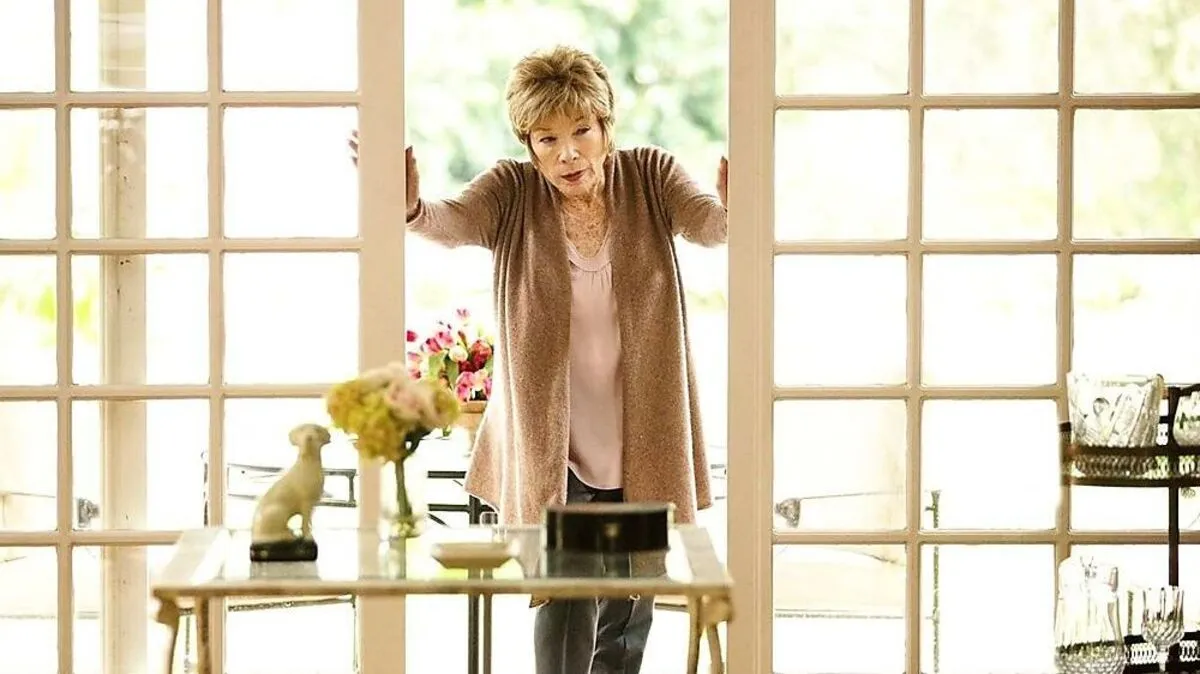 Die Rolle der alten, kontrollsüchtigen ehemaligen Werbeagenturchefin ist ganz auf Shirley MacLaine zugeschnitten