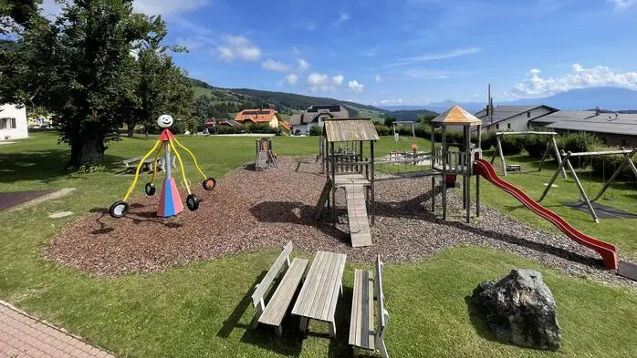 Zu sehen ist ein Spielplatz bei blauem Himmel