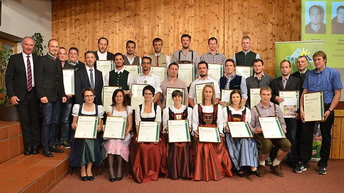 Die frisch gebackenen Meister mit Klassenvorstand Thomas Sint, Kammerpräsident Josef Hechenberger und Bezirkskammerobmann Konrad Kreuzer