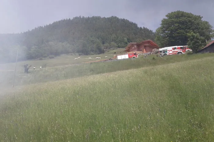 Laut Andreas Kreci von der Einsatzleitstelle der FF Obervellach kam das Feuer bis auf 50 Meter an Bauernhäuser heran. "Es war unsere erste Aufgabe, diese Häuser zu schützen." Gegen 18.15 Uhr konnte "Brand aus" gemeldet werden.