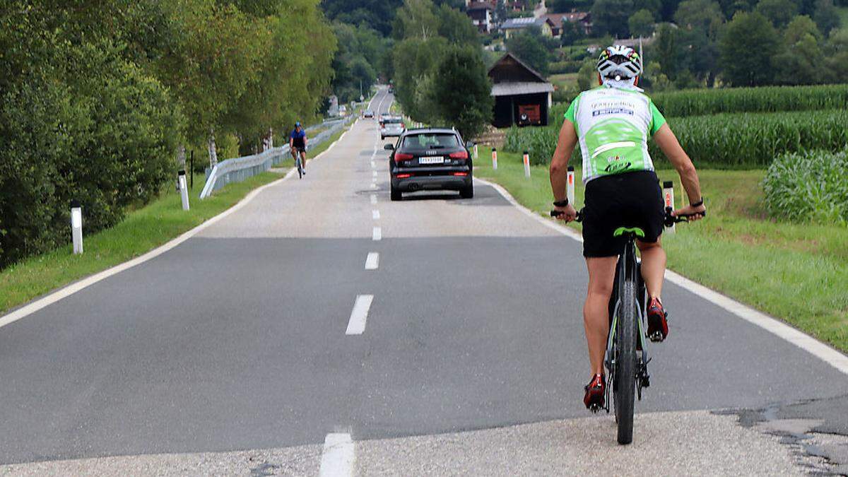 Radfahrer und Autos treffen auf der Straße oft aufeinander. Nun kommt neues Tempolimit 