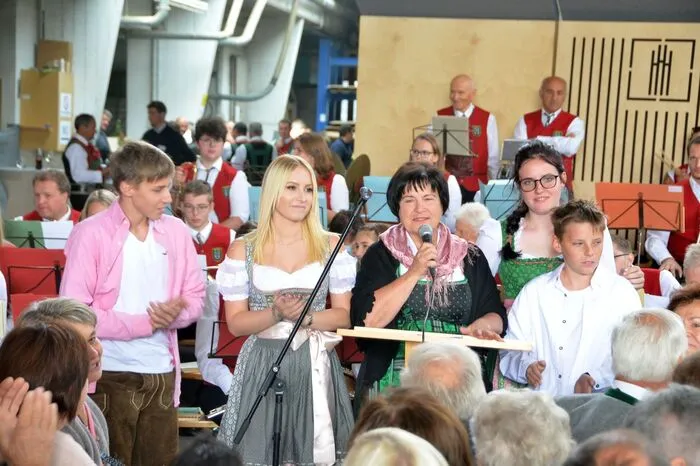 Gerlinde Hutter mit ihren vier Enkelkindern.