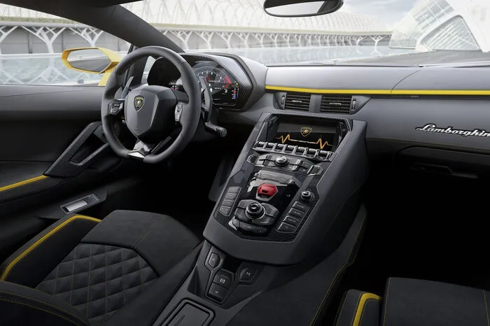 Im Cockpit des Aventador S prangt eine neue TFT-Instrumententafel, deren Grafik den Vorlieben des Fahrers angepasst werden kann. Die Ausstattung mit Apple CarPlay ist serienmäßig.