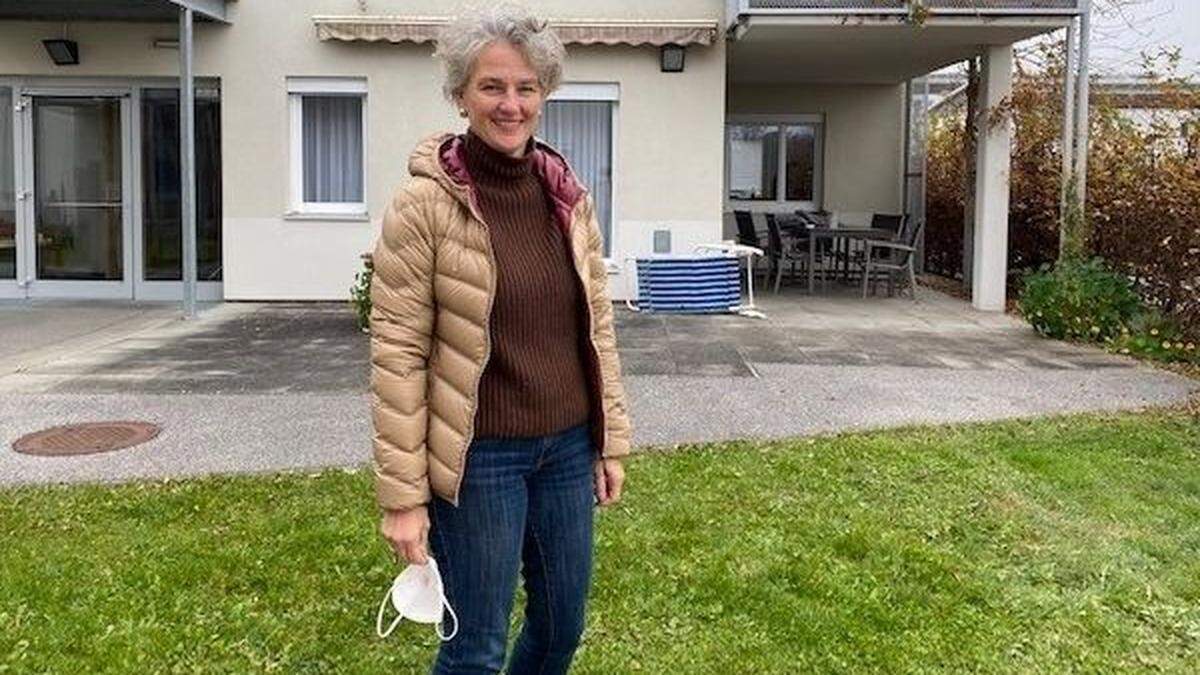 Die Maske nimmt Wohnhaus-Leiterin Elisabeth Strommer nur für das Foto ab